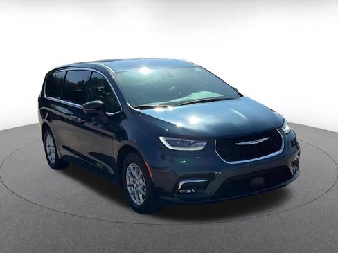 Used 2025 Chrysler Pacifica Select FWD image 3