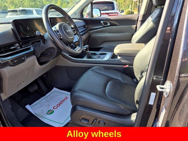 Used 2025 Kia Carnival FWD image 11