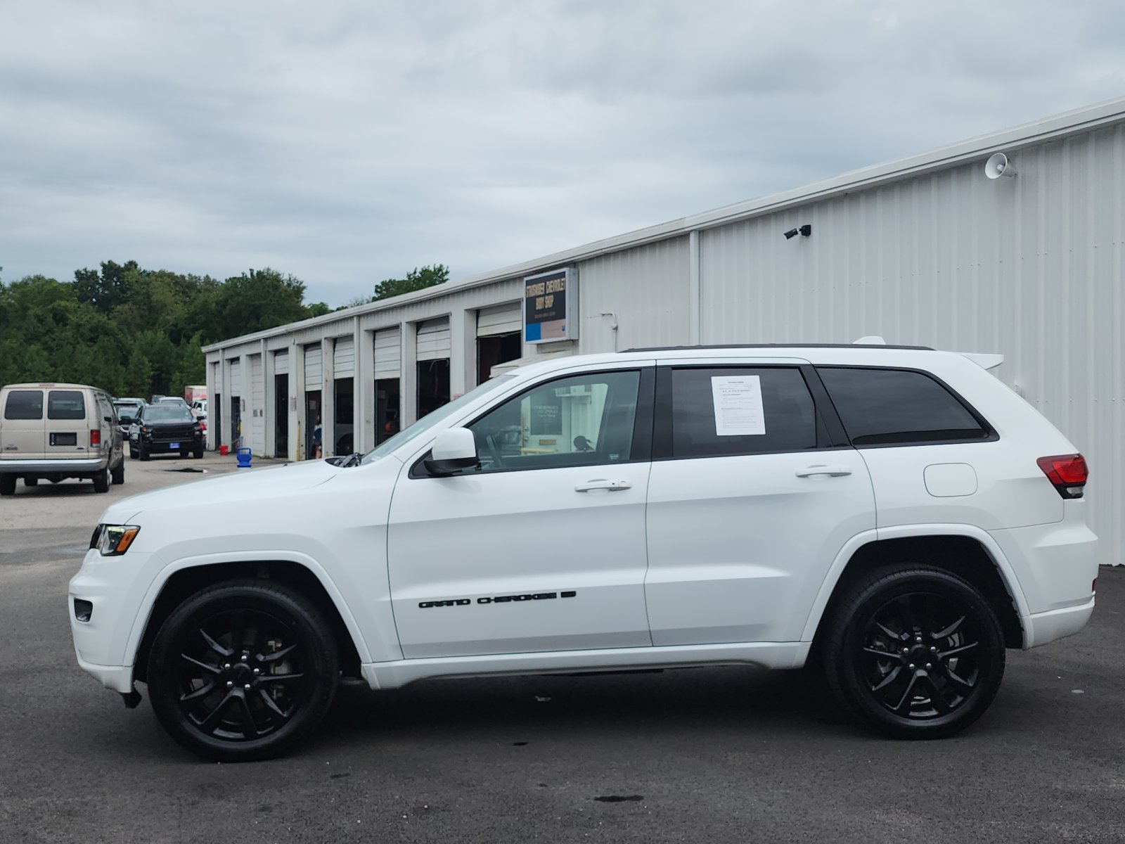Used 2022 Jeep Grand Cherokee Laredo X AWD/4WD image 2