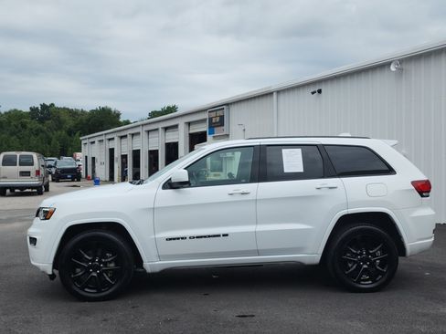 Used 2022 Jeep Grand Cherokee Laredo X AWD/4WD image 2