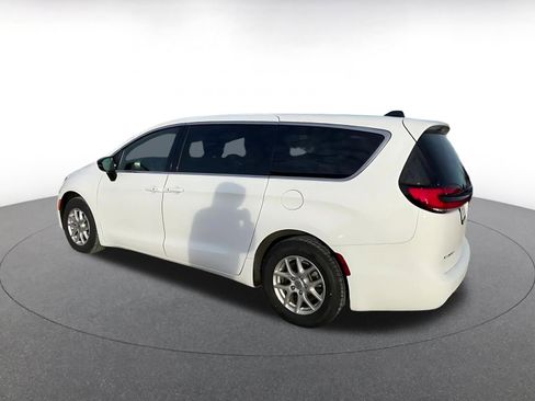 Used 2025 Chrysler Pacifica Select image 10