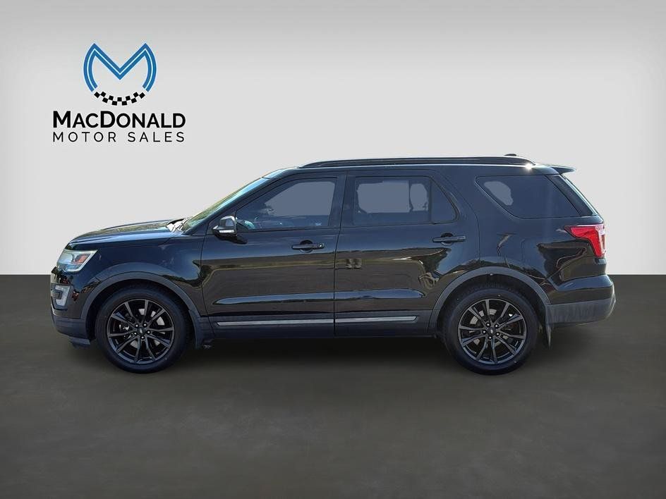 Used 2017 Ford Explorer XLT w/ Equipment Group 202A FWD image 4