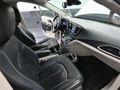 Used 2022 Chrysler Pacifica Touring-L FWD image 48