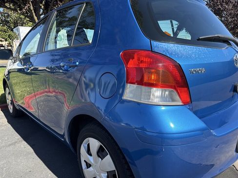 Used 2010 Toyota Yaris 4-Door Hatchback FWD image 8