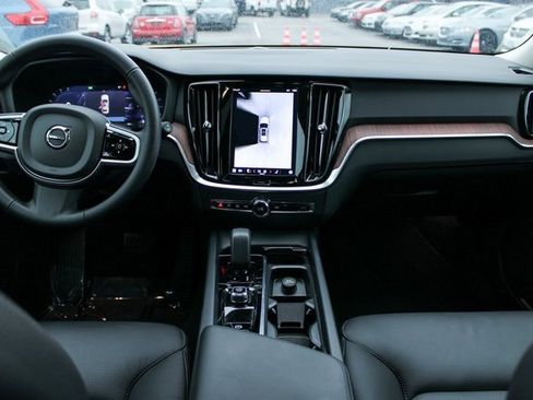 Used 2025 Volvo V60 B5 Cross Country Plus image 17