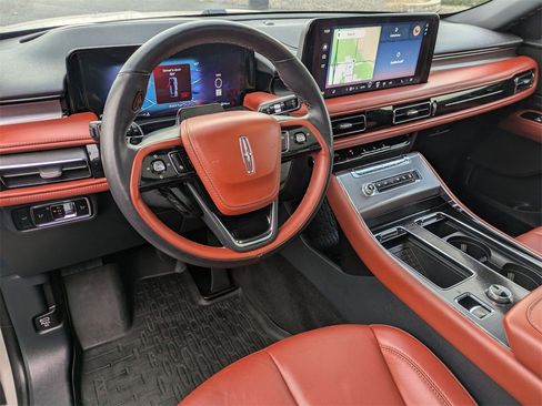 Used 2025 Lincoln Aviator Reserve image 10