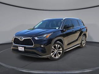 Used 2022 Toyota Highlander XLE FWD video 1