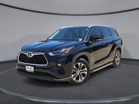 Used 2022 Toyota Highlander XLE FWD image 1