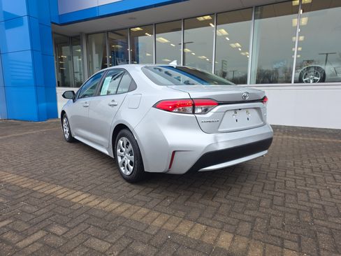 Used 2021 Toyota Corolla LE image 3