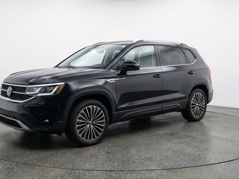 Used 2025 Volkswagen Taos SE image 3