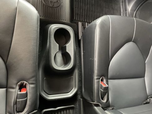 Used 2022 Toyota Highlander XLE image 32