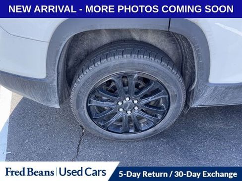 Used 2023 GMC Acadia SLT w/ Elevation Edition image 9