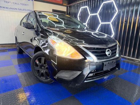 Used 2016 Nissan Versa SV image 3