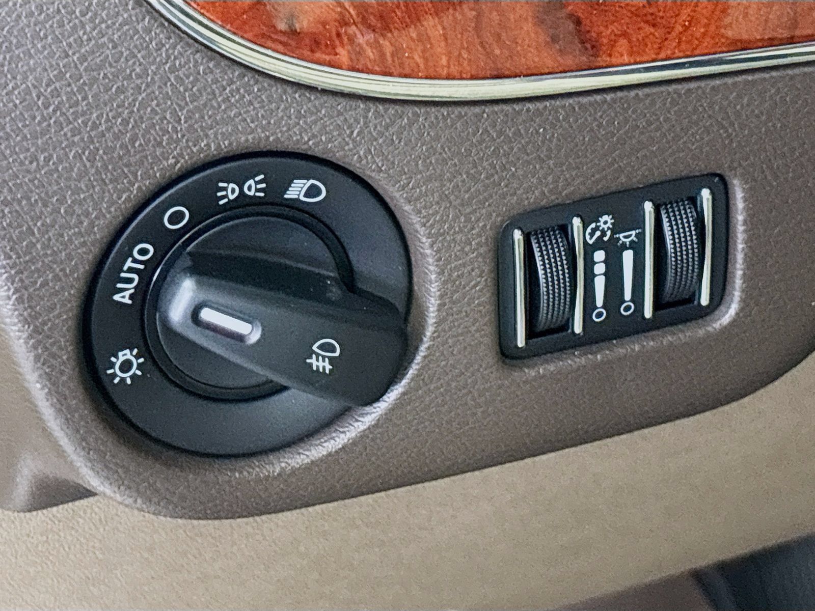 Used 2012 Chrysler Town & Country Touring w/ Entertainment Group #1 FWD image 10