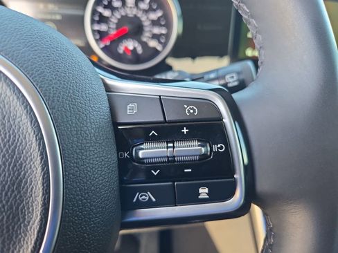 Certified 2023 Kia Carnival EX image 28