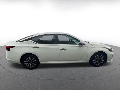 Used 2025 Nissan Altima 2.5 SV FWD image 16