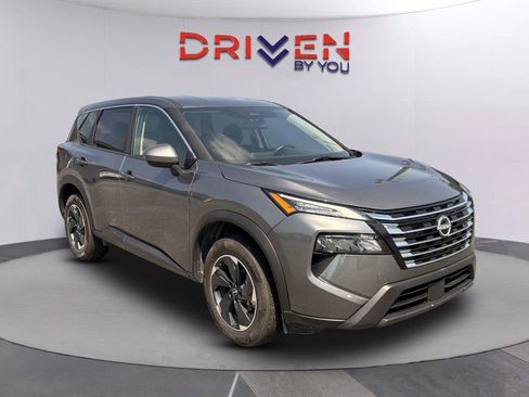 Used 2025 Nissan Rogue SV FWD image 2
