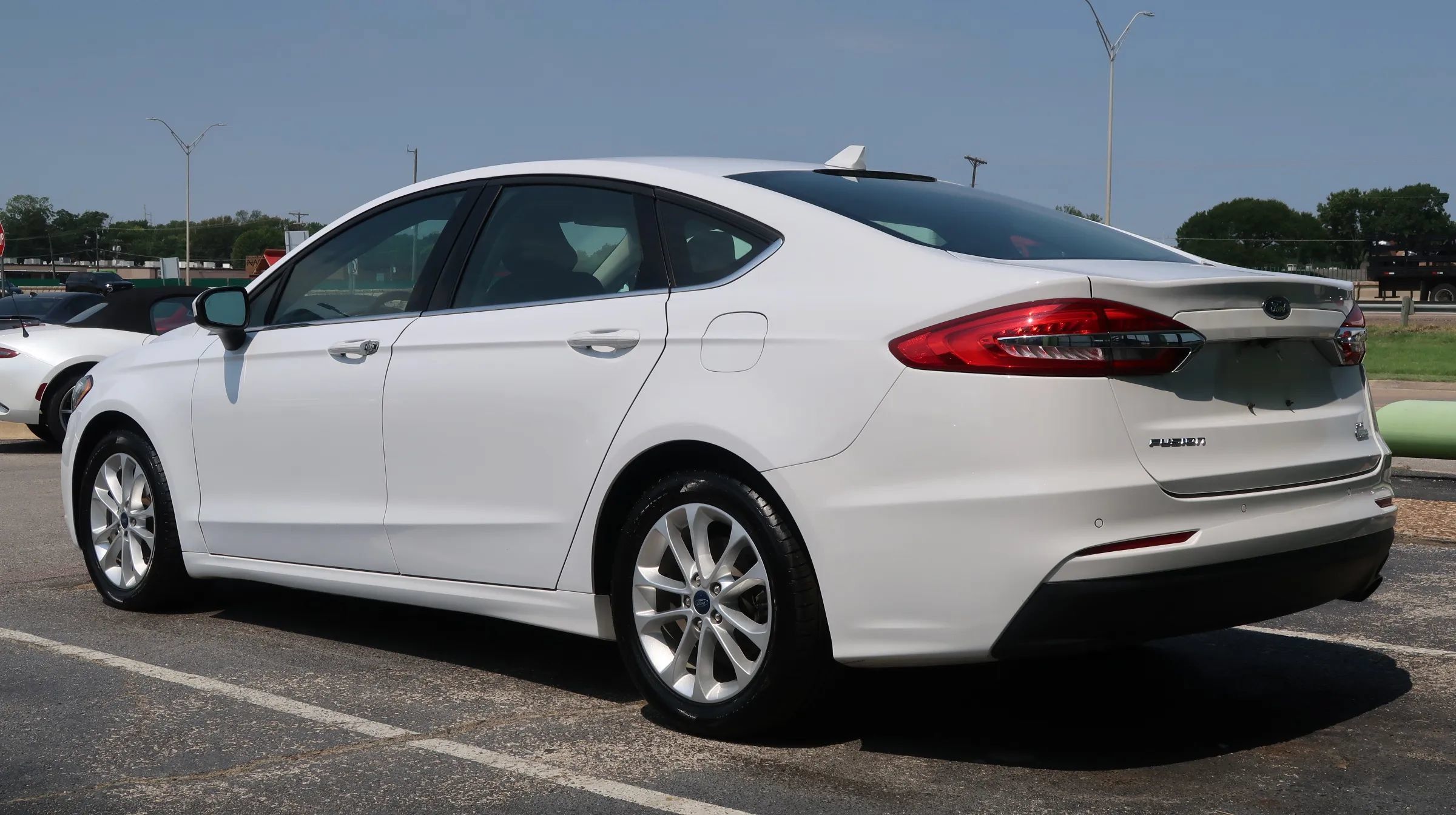 Used 2019 Ford Fusion SE FWD image 12