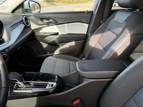 Used 2025 Chevrolet Trax LT w/ LT Convenience Package image 25