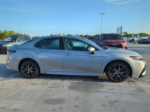 Used 2023 Toyota Camry SE FWD image 5