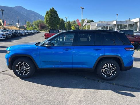 Used 2022 Jeep Grand Cherokee Trailhawk w/ Advanced Protech Group II AWD/4WD image 13