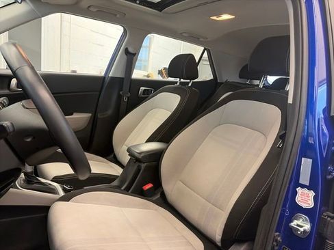 Used 2025 Hyundai Venue SEL FWD image 21