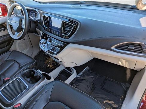 Used 2017 Chrysler Pacifica Limited image 25