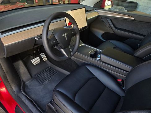 Used 2023 Tesla Model Y Performance image 9