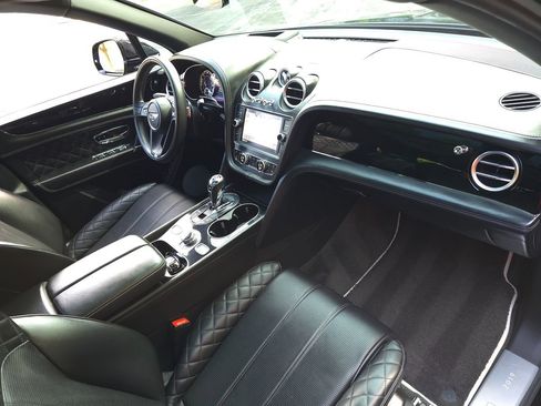 Used 2020 Bentley Bentayga Plug-In Hybrid image 30