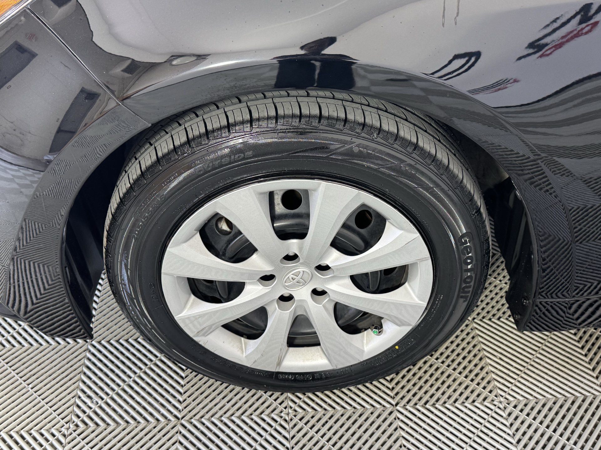 Certified 2025 Toyota Corolla LE FWD image 31