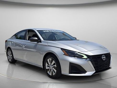 Used 2024 Nissan Altima 2.5 S FWD image 9