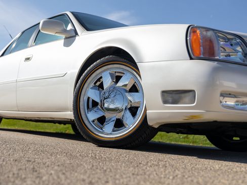 Used 2000 Cadillac De Ville DTS w/ Comfort/Convenience Pkg image 12