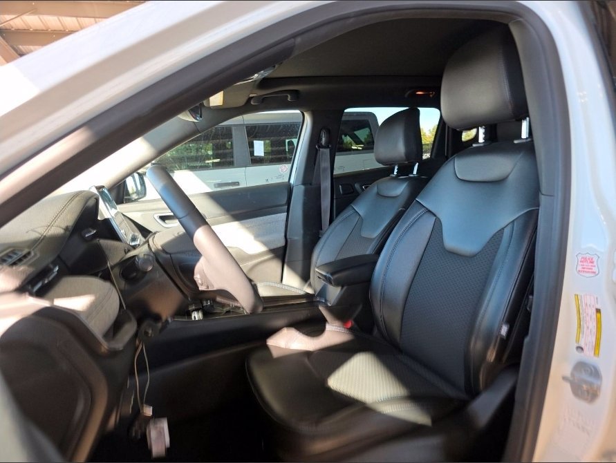 Used 2025 Jeep Compass Latitude w/ Sun & Sound Group AWD/4WD image 8