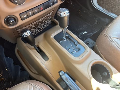 Used 2017 Jeep Wrangler Unlimited Sahara w/ Connectivity Group AWD/4WD image 23