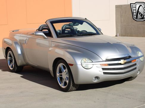 Used 2005 Chevrolet SSR w/ Preferred Equipment Group image 4