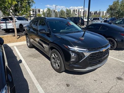 Used 2024 Chevrolet Trax LT w/ Driver Confidence Package FWD image 2