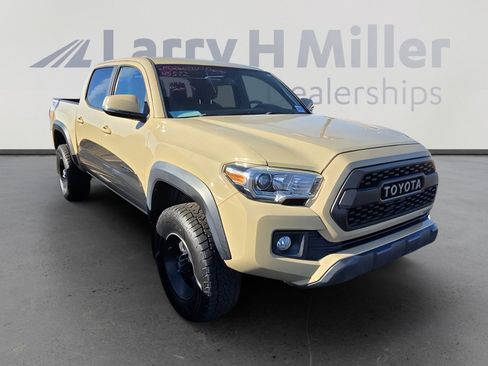 Used 2017 Toyota Tacoma TRD Off-Road image 5