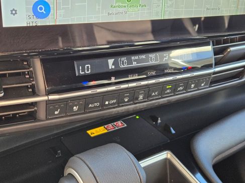 Used 2025 Toyota Sienna Limited image 27