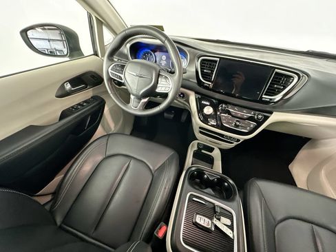 Used 2023 Chrysler Pacifica Touring-L FWD image 9