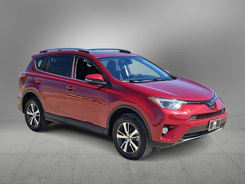 Used 2018 Toyota RAV4 XLE image 2