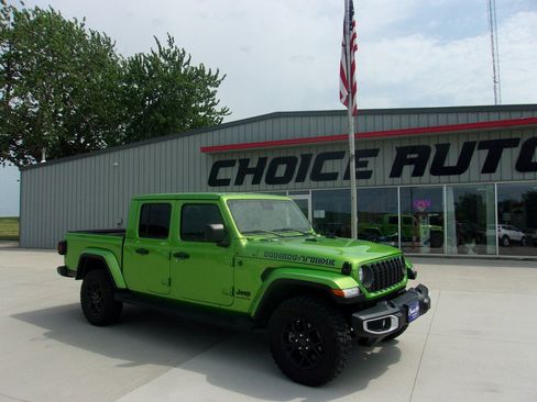 Used 2025 Jeep Gladiator Sport AWD/4WD image 2