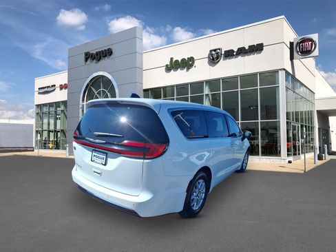 Used 2023 Chrysler Pacifica Touring-L FWD image 2