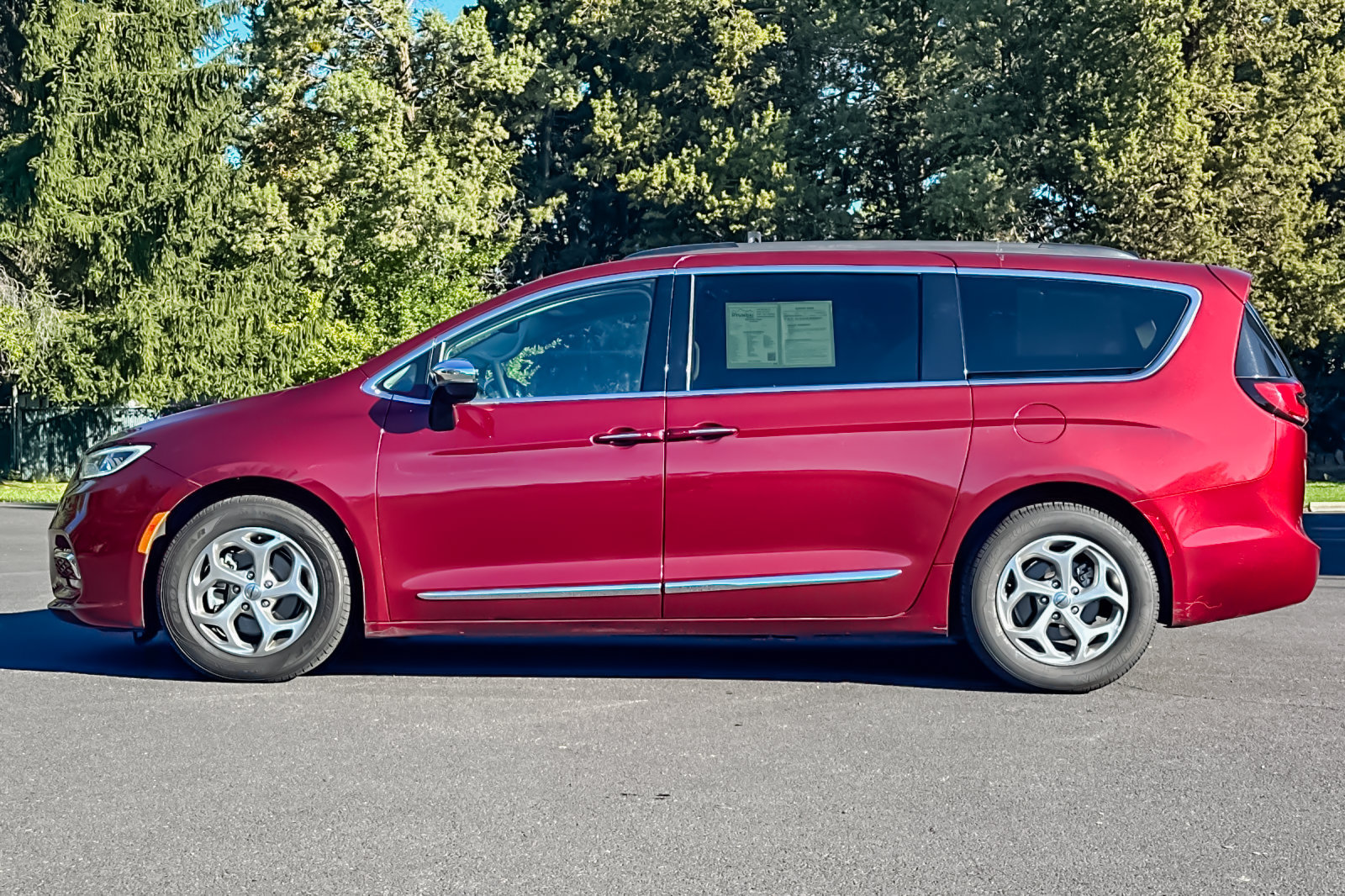 Used 2023 Chrysler Pacifica Limited FWD image 8
