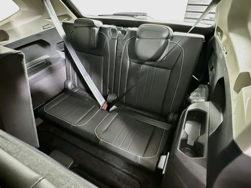Used 2024 Volkswagen Tiguan SE w/ Panoramic Sunroof Package FWD image 28