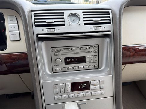 Used 2004 Lincoln Navigator Luxury image 26