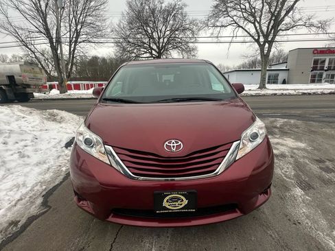 Used 2016 Toyota Sienna LE image 2