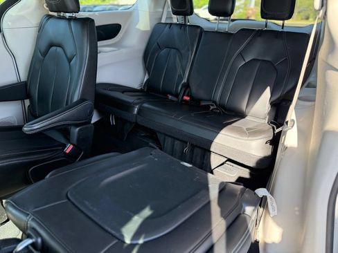 Certified 2023 Chrysler Pacifica Touring-L FWD image 31