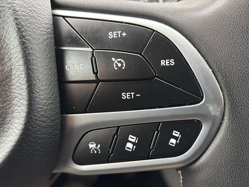 Used 2024 Chrysler Pacifica Touring-L FWD image 29