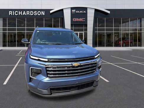 Used 2025 Chevrolet Traverse LT FWD image 3