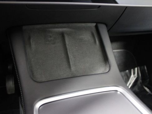 Used 2022 Tesla Model Y Long Range image 16